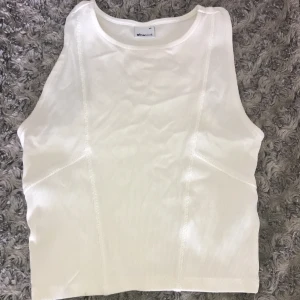 Croptop - •En vit snygg croptop från Gina tricot.                         •I strl Xs.                                                                 •Använd flera ggr men ff i bra skick! Frakt ingår! 