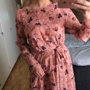 Designer klänning - Superfin och lyxig designerklänning från Visual Clothing Project i persikofärg, köpt för över 1000kr på MQ och endast använd en gång! Har band i midjan och dubbla lager, ett genomskinligt och ett icke. Lite längre på ena sidan. F💛😎