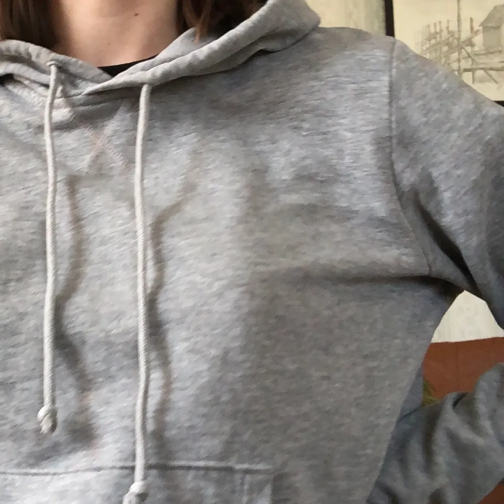 grå huddie från hm, superskön och sparsamt använd🤍pris kan diskuteras. Hoodies.