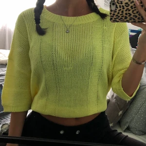 Gul stickad tröja  - ✨