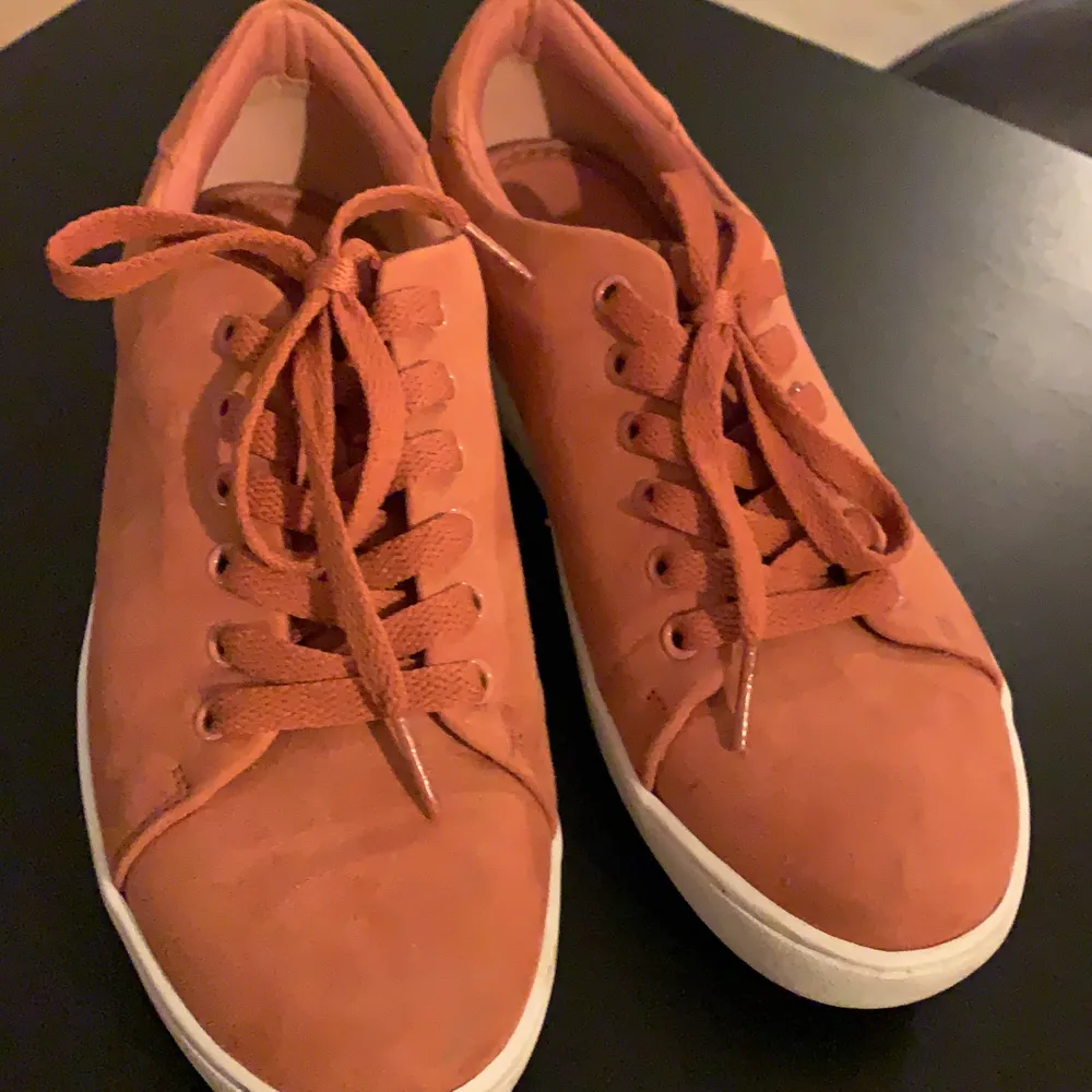 Fina rosa sneakers från skopunkten 💘 storlek 37! Använd ca 5 gånger! . Skor.