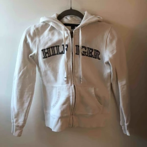  - Tommy Hilfiger zip up hoodie. Är i storlek xxs men skulle säga att den passar upp till s🌸Den är inte fläckigt eller nopprig🥰