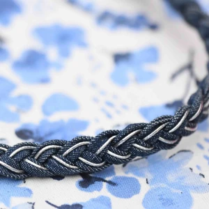  - Jätte fint och praktiskt hårband- perfekt till vita skjortan 🤍🌛🤍justerbar/ stretch🦒  Frakt på 11kr tillkommer- passa på och köp mer!   #hairband #hårband #diadem #flätad #smycken #secondhand #humana