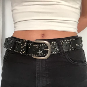 Skärp - Älskar detta svarat skärp med den fina dekoren. Tyvärr är det förstorat för mig så enats använt några gånger. Jag har gjort två egna hål i det men passar fof inte☹️