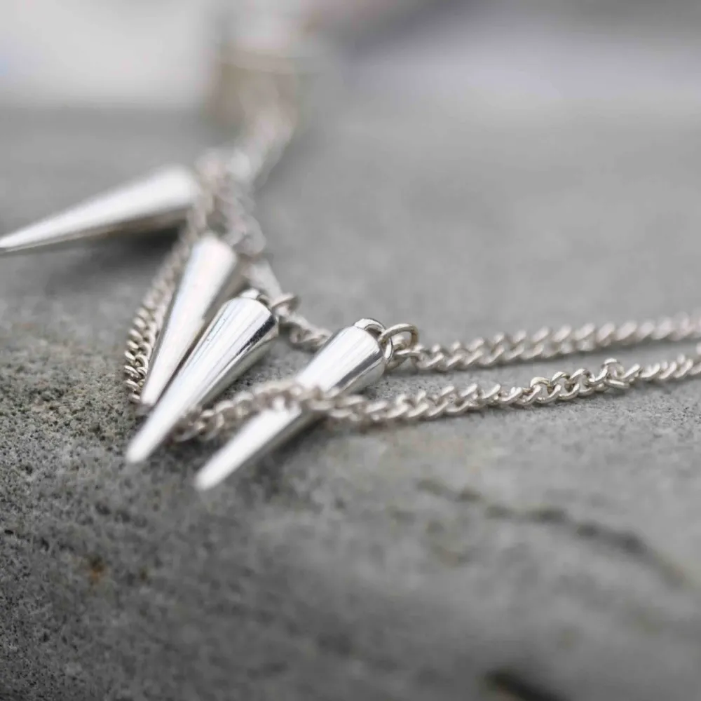Ett örhänge med en sån där hang on grej!  💛💛💛  Frakt tillkommer på 11kr, passa på och köp fler 🤍🤍🤍  #smycken #örhängen #silver #earings. Accessoarer.