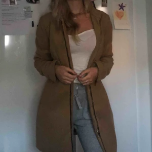  - Sjukt fin och skön kappa. Perfekt för våren och hösten! 