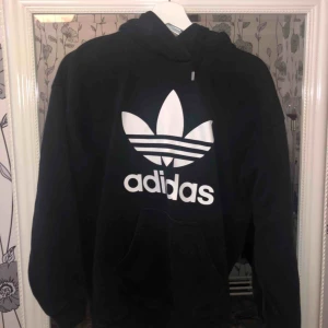 Adidas hoodie - Hoodie i mycket bra skick