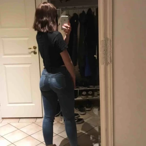  - 💙Blå jeans, använda men inget synligt slitage. Sköna!!💙