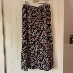 Lång blommig kjol - Lång kjol med elastisk midja 