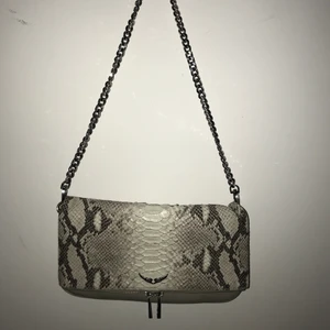 zadig & voltaire väska  - Zadig & Voltaire väska, Rocky clutch, mycket bra skick, inga tydliga tecken på använd, en tunn kedja följer med och även kvitto, köpte för 4000kr. Vid snabb affär står jag för frakten. 