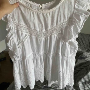  - Supersöt vit blus använd två gånger