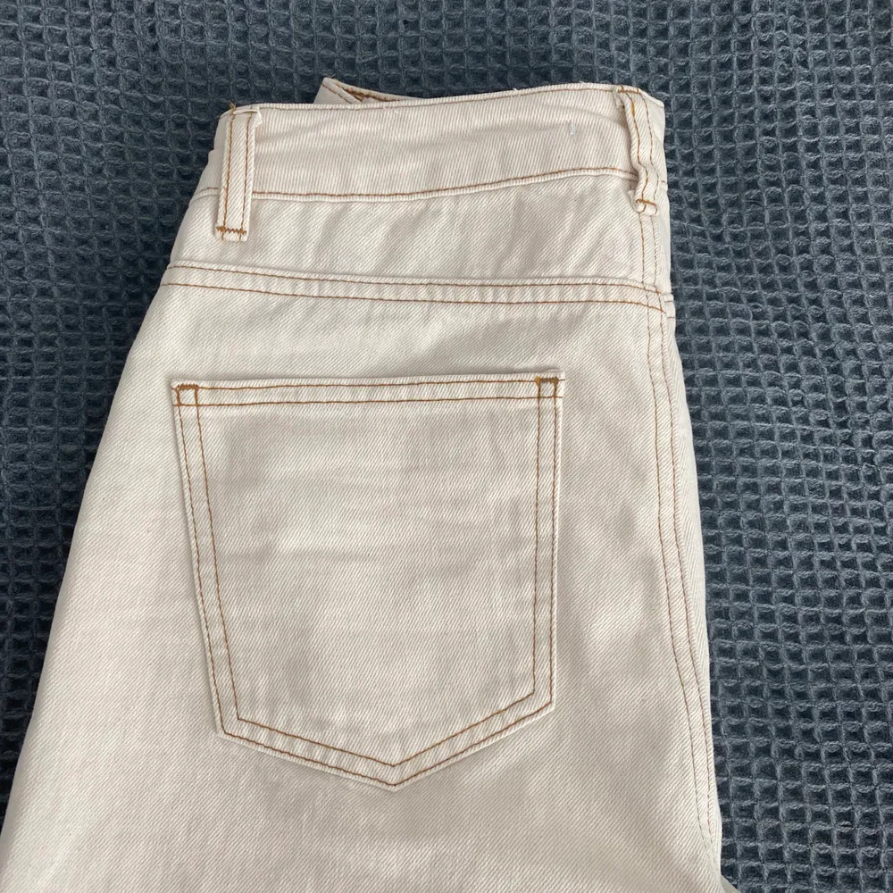 Ett par beigea byxor från nakd men supersnygga detaljsömmar. De är helt oanvända och lappen är kvar. Frakt ingår ej💓. Jeans & Byxor.