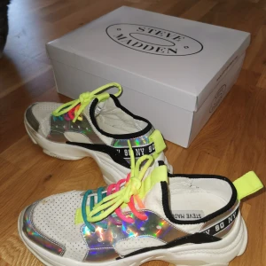 Steve Madden sneakers - Skitsnygga Steve Madden sneakers. Köpta förra sommaren, använt dom endast 2 gånger. Kommer inte till användning tyvärr. Orginallådan finns.   Köpta för 1200kr