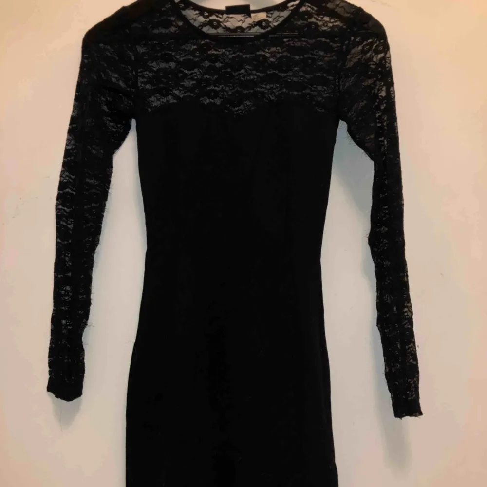 Superfin svart klänning med spets detaljer, kommer tyvärr inte till användning och därför säljer jag den🌺 storlek 34. Klänningar.