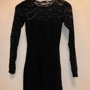 Superfin svart klänning med spets detaljer, kommer tyvärr inte till användning och därför säljer jag den🌺 storlek 34