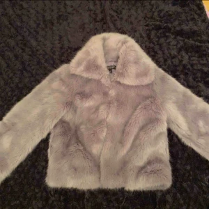 Varm jacka  - Jättesöt faux fur jacka från topshop! Har använt 1 gång och den är i nyskick. Passar jättesnyggt med axelväska och hoops🍓 original pris 1000. Möts upp i Stockholm!