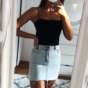 Jeanskjol Pull & Bear 34-36 - Säljer en jeanskjol, använd enstaka gånger. Köparen betalar frakt