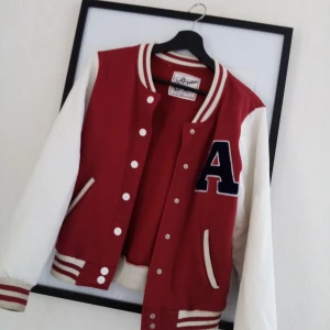 College jacka - Obs! Kolla kommentaren🥴Skön och snygg college jacka, känns typ som en kofta. Denna är lite mer använd än den svarta (förra annonsen). Passar xs-m beroende på hur man vill att den ska sitta:) Möts i Umeå eller fraktar för en liten slant❤️