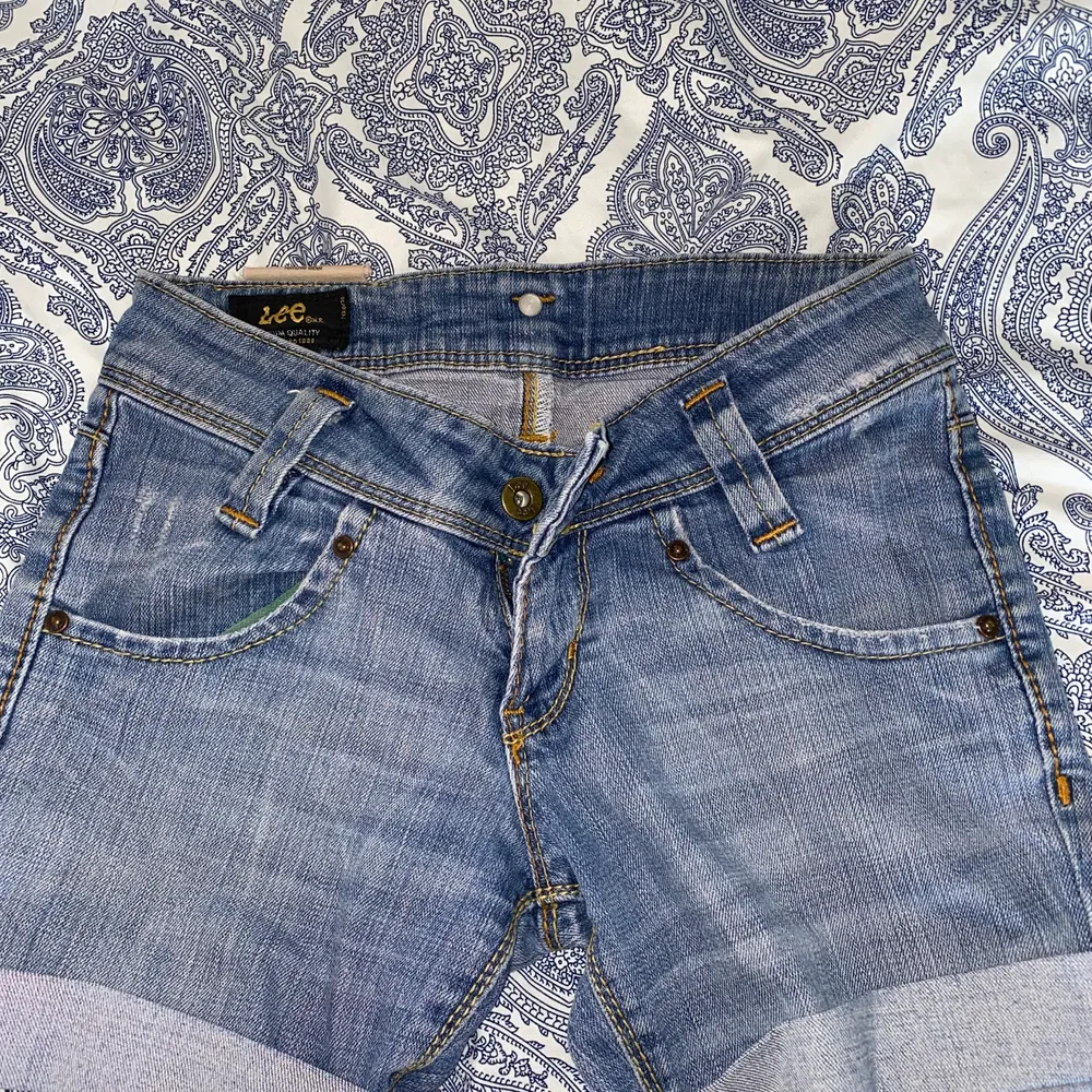 Egentligen ett par bootcut jeans men som absolut inte syns. Känns och ser ut som ett par original shorts. Jätte fint skick bara en söm som är fabriks fel. Är i W24/L31. Frakt tillkommer.. Shorts.