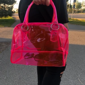 Genomskinlig väska - Neon rosa väska🌸 skickar gärna fler bilder! Frakt: 40kr💕