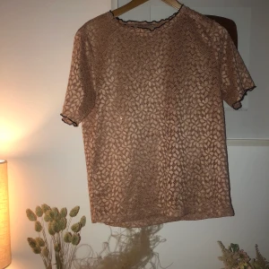 Spets-blus - En helt oanvänd beige/rosa spets-tröja från Zara! Kommer tyvärr aldrig till användning så tänkte någon annan skulle få mer nytta av den☺️💞