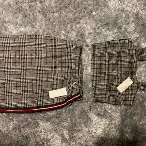  - Ett randigt och rutigt set med kjol och tillhörande crop-top. Supersnyggt och aldrig använt 