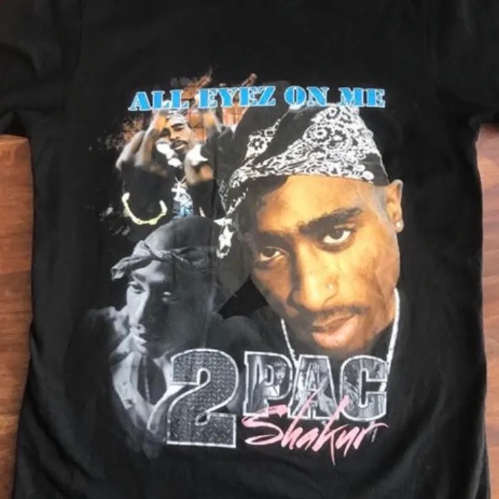 Vintage T-Shirt med Tupac tryck. Inga fläckar och väldigt bra skick. Köparen står för frakten!. T-shirts.