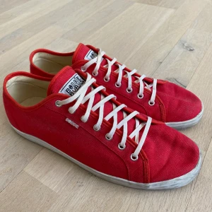 Sneakers bobbie burns röda - Storlek 42. Använda fåtal gånger, som nya! 