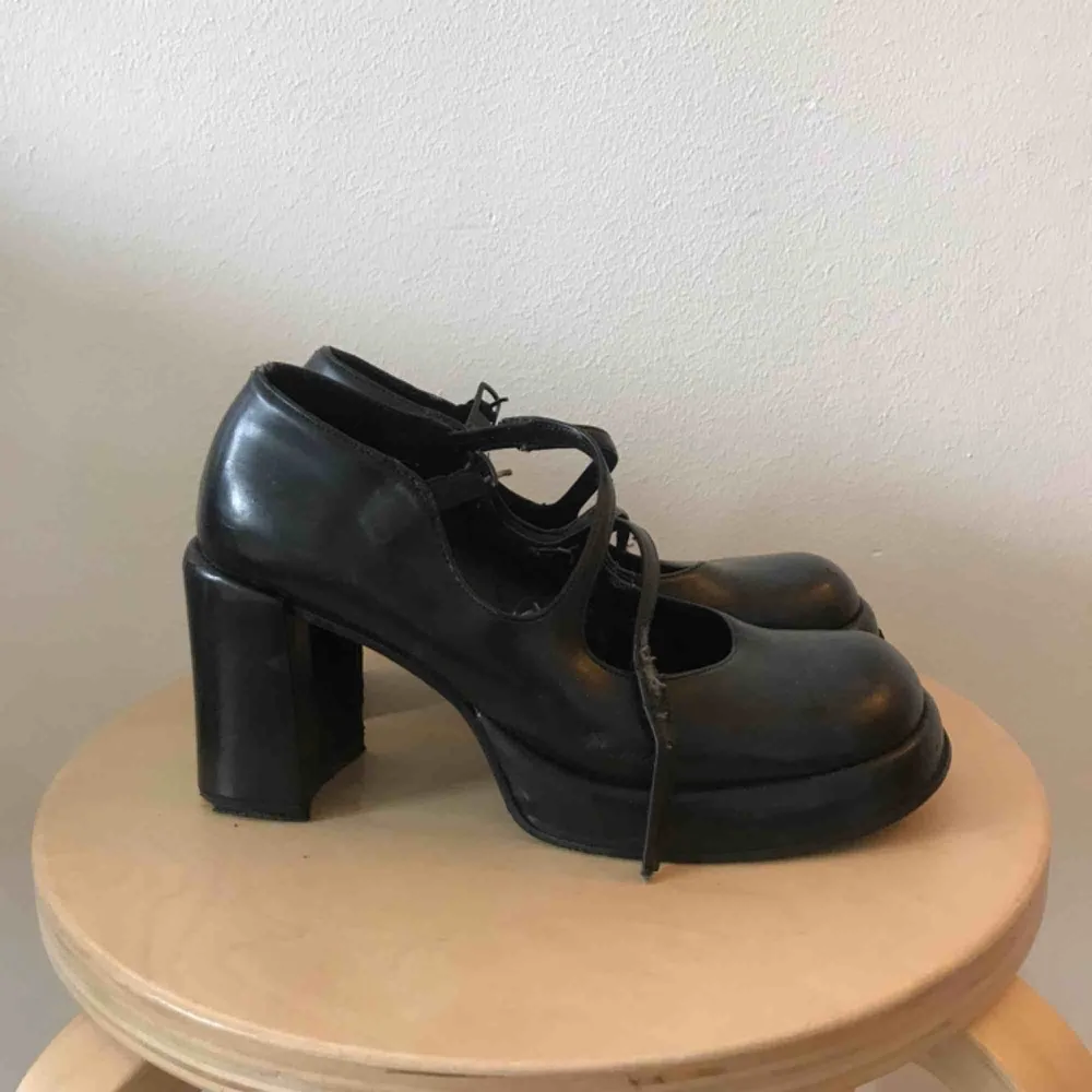 Coola Mary Janes läder imitation med spänne! Materialet har skavts av kring spännet med det syns ej när dom är spända! 2 cm platå och 7cm klack. Skor.