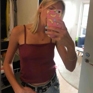 Topp från Gina Tricot - Snygg top från Gina Tricot. Storlek S. 50kr inklusive frakt.