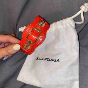  - Funderar på att sälja mitt finaste balenciaga armand i en asnajs klarröd färg!! helt slutsålt då armbandet är limited edition. toppen skick, inga repor på eller smuts. lyssnar på bud över 900kr , nypris är 2300kr!!! dustbag medföljer.
