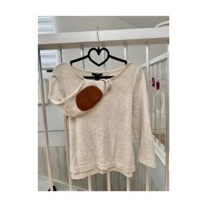 Tröja med brunt patch - Fin tröja med bruna armbågspatches. Skitsnygga till jeans men den har tyvärr blivit för liten på mig :( ✨💞