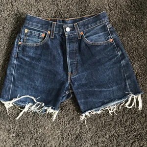 Avklippta Levi’s 501 - Avklippta vintage 501or (Levi’s) i mörk jeansfärg. Det står storlek 28 i midjan på dem, men är mindre än 28 i vanliga fall. Har gylf med knappar. Frakt kostar 63kr😊 men kan mötas upp i Stockholm 