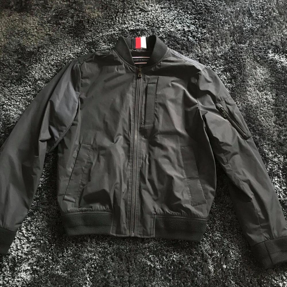Tommy Hilfiger ”tape bomber jacket sky captain” Strl: S Skick: 9/10 Pris: 1300kr (Nypris: 2400kr, kvitto finns!). Jackor.