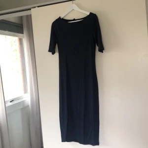 Ribbad klänning - En lite längre ribbad klänning. Superskön att ha på sig men används tyvärr inte längre. Frakt tillkommer.
