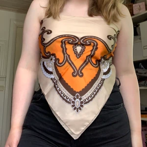 Scarf med fint mönster - Mått: 65x65 cm. Frakt tillkommer på 11kr.