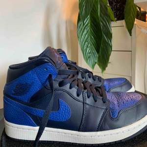 Air Jordan 1 mids Obsidian Game Royal i US 8,5/ Eu 42. De är relativt små i storlek så passar en 40. De är endast provade inomhus och säljer för att de ej kommer till användning. Kom gärna med bud, jag bjuder på frakten! Hör av dig om eventuella frågor! 💞