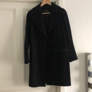 Massimo Dutti kappa  - Svart kappa i storlek 34, använda men i fint skick! 