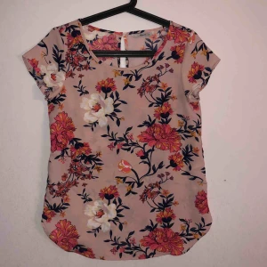  - Superfin blus från only i nyskick! Frakt tillkommer på 63kr 💘💞