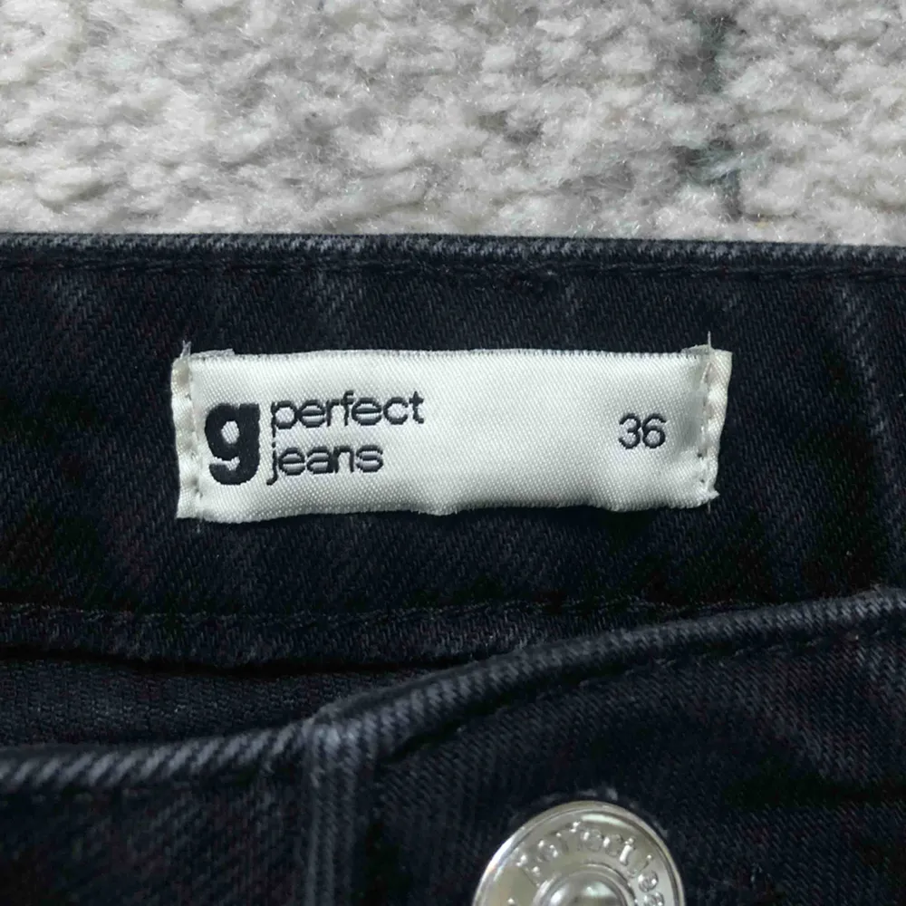Fina jeans från Gina tricot i en lite vidare modell! Lite svart urtvättad färg (de ska va så), frakt tillkommer på 63kr!💖💞. Jeans & Byxor.