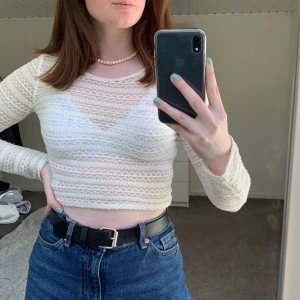 Hollister tröja - Vit tröja från hollister. Material och mönster ses på bilden. Storlek xs. 125 ink frakt:)