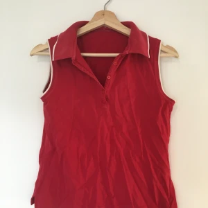 Rött piké linne  - Rött piké linne med vita detaljer. En känsla av retro och sjöman. Storlek small 