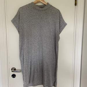 En grå t-shirtklänning från Primark. Haft i flera år och är i jättefint skick! Supersnygg oversized! Frakt tillkommer⭐️