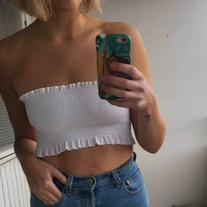  - Bandeau top från Gina Tricot.     VIT: - Storlek SMALL - använd fåtalet gånger  - Fint skick - Pris: 50kr    SVART: - Storlek SMALL - oanvänd med prislapp kvar. - Pris: 100kr    Ordinarie pris 129kr/st. Köparen står för frakt (ca 42-59kr) 