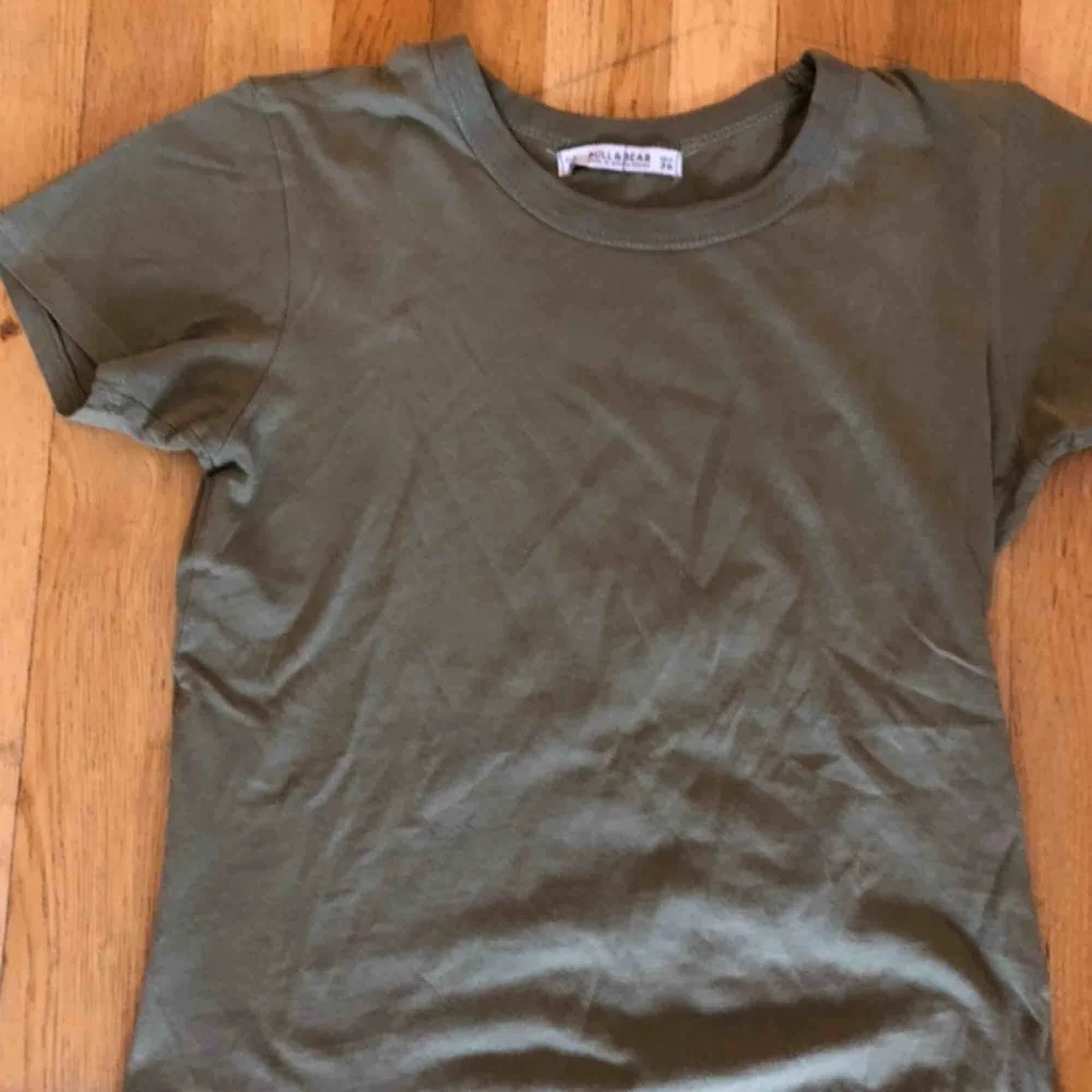 Militärgrön t-shirt från pull&bear. Jätte bra skick! Köparen står för frakt. Kontakta för mer info💞. T-shirts.