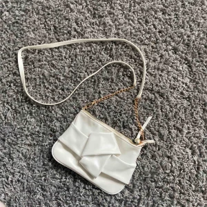  - Jättefin vit guld väska 