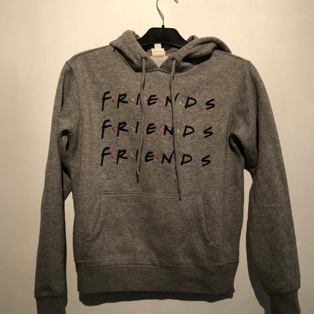 En grå hoodie från H&M med friends på framsidan, har blivit för liten för mig!☺️ säljes för 150 kr inklusive frakt 😇. Tröjor & Koftor.