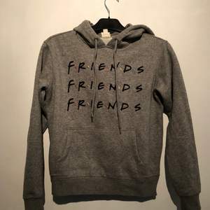 En grå hoodie från H&M med friends på framsidan, har blivit för liten för mig!☺️ säljes för 150 kr inklusive frakt 😇