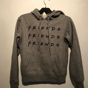 Friends hoodie - En grå hoodie från H&M med friends på framsidan, har blivit för liten för mig!☺️ säljes för 150 kr inklusive frakt 😇