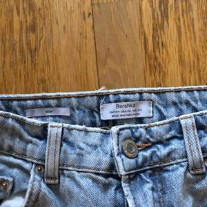 Mom jeans från Bershka, använda men i bra skick. Passar även storlek 36 🤩Köparen står för frakt! Skriv för mer info.💕